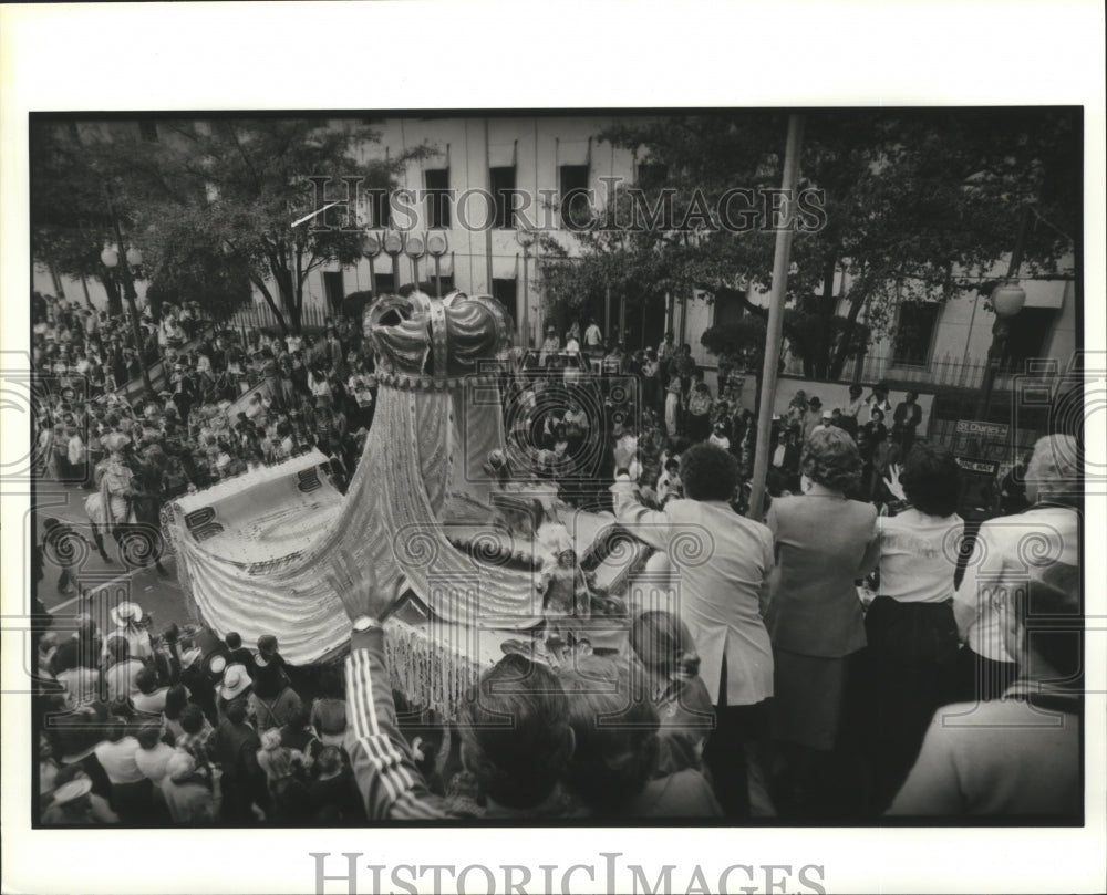 1981 Press Photo Carnival Parade- King&#39;s float in parade viewed from balcony.- Historic Images