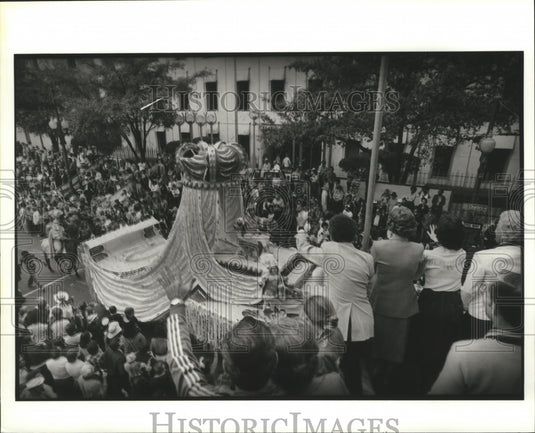 1981 Press Photo Carnival Parade- King's float in parade viewed from balcony.- Historic Images