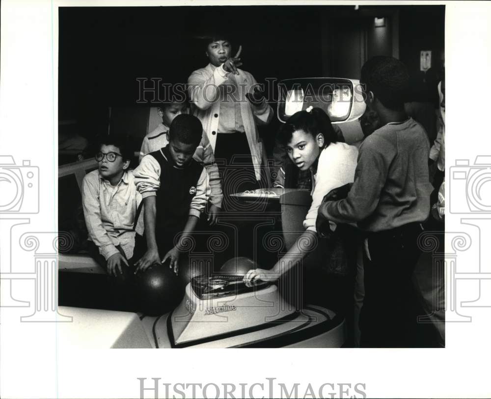 1986 Press Photo Sugar Bowl Lane provides bowling for Mc Donogh school students- Historic Images