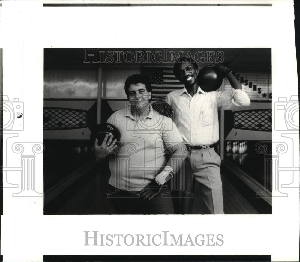 1986 Press Photo Sugar Bowl Lanes bowlers Ron Ruiz and Marvin Smith in 9th Ward- Historic Images