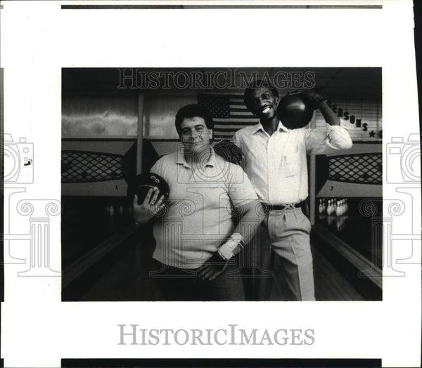 1986 Press Photo Sugar Bowl Lanes bowlers Ron Ruiz and Marvin Smith in ...