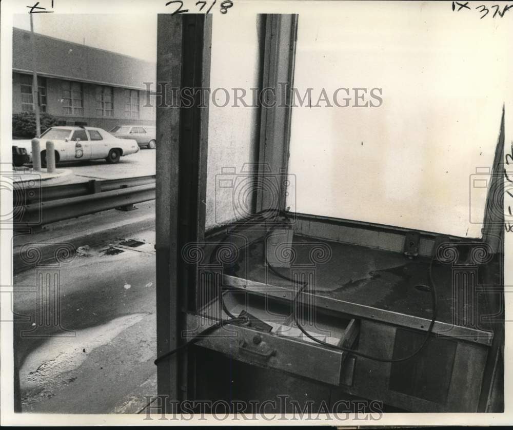 1977 Press Photo Interior of Greater New Orleans Bridge's toll booth shows dirt