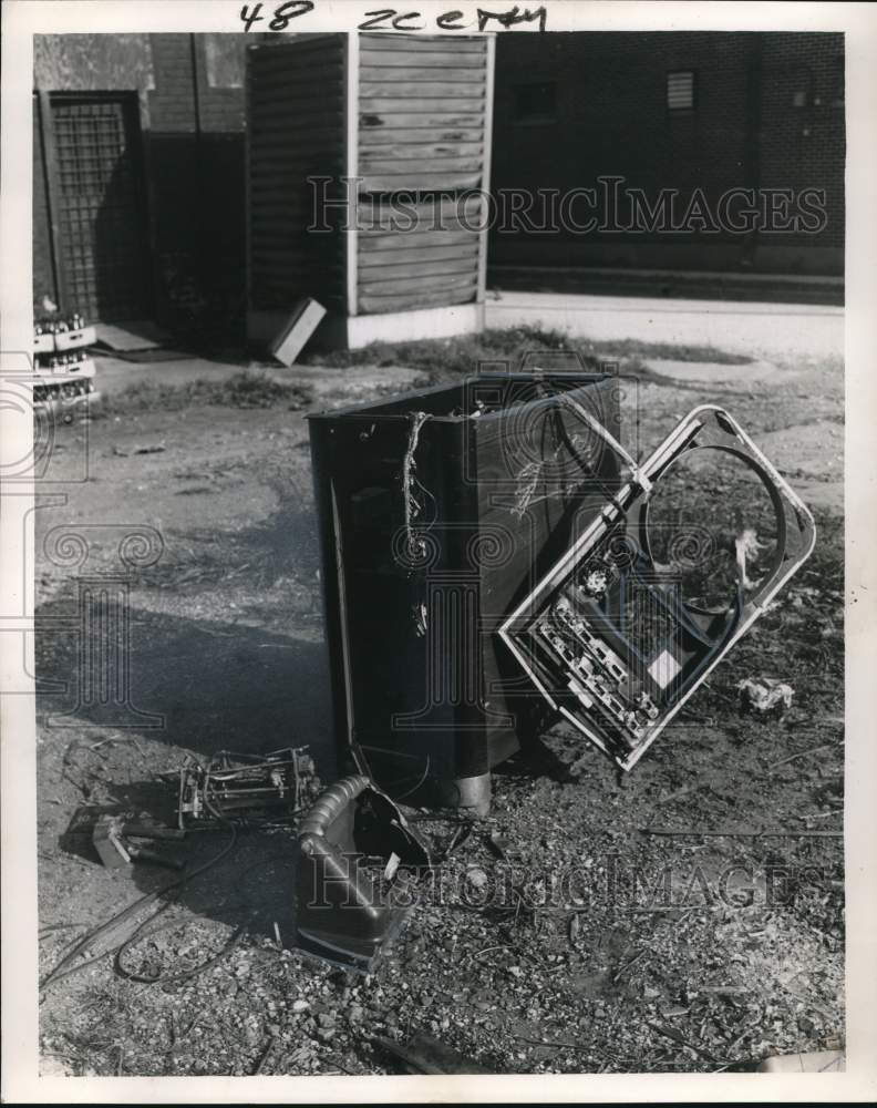 1961 Press Photo Slot Machine Destroyed at Chateau Lounge, Gretna - nod00816