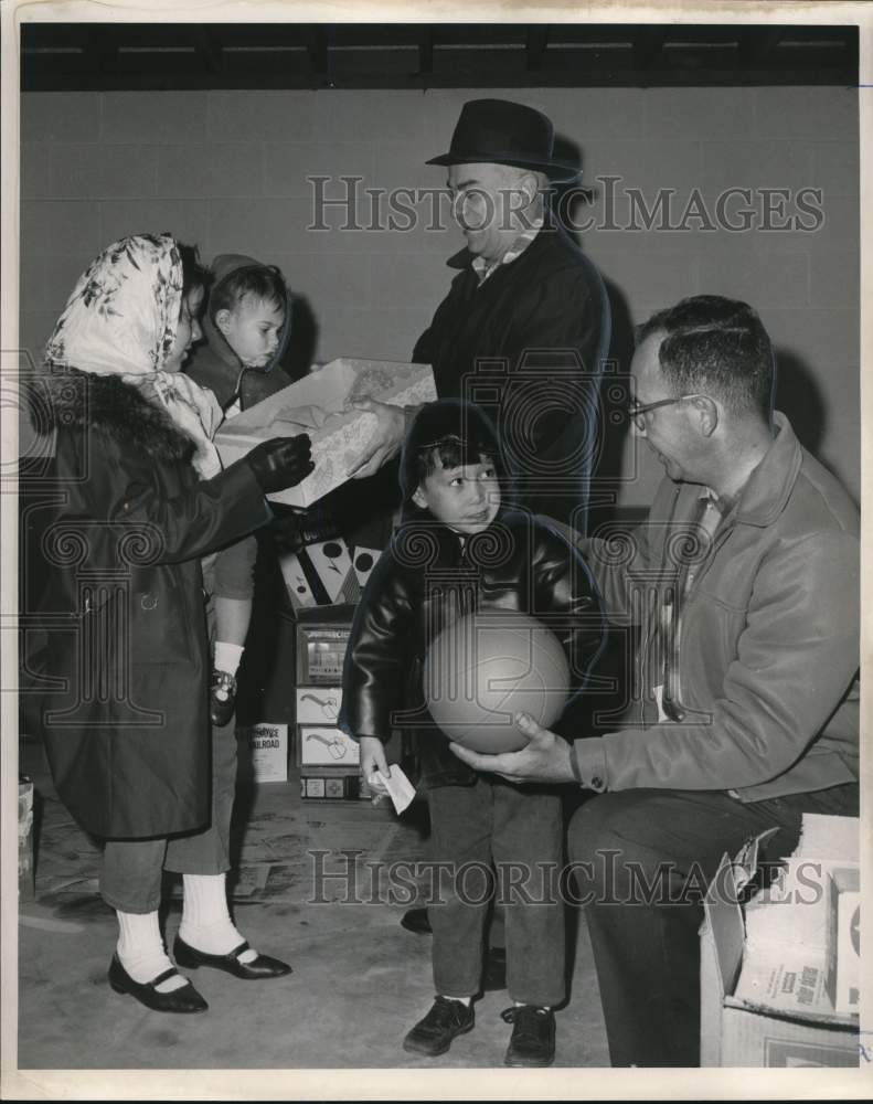 1966 Press Photo Children Get Toys from Doll &amp; Toy Fund at St. Vincent de Paul- Historic Images