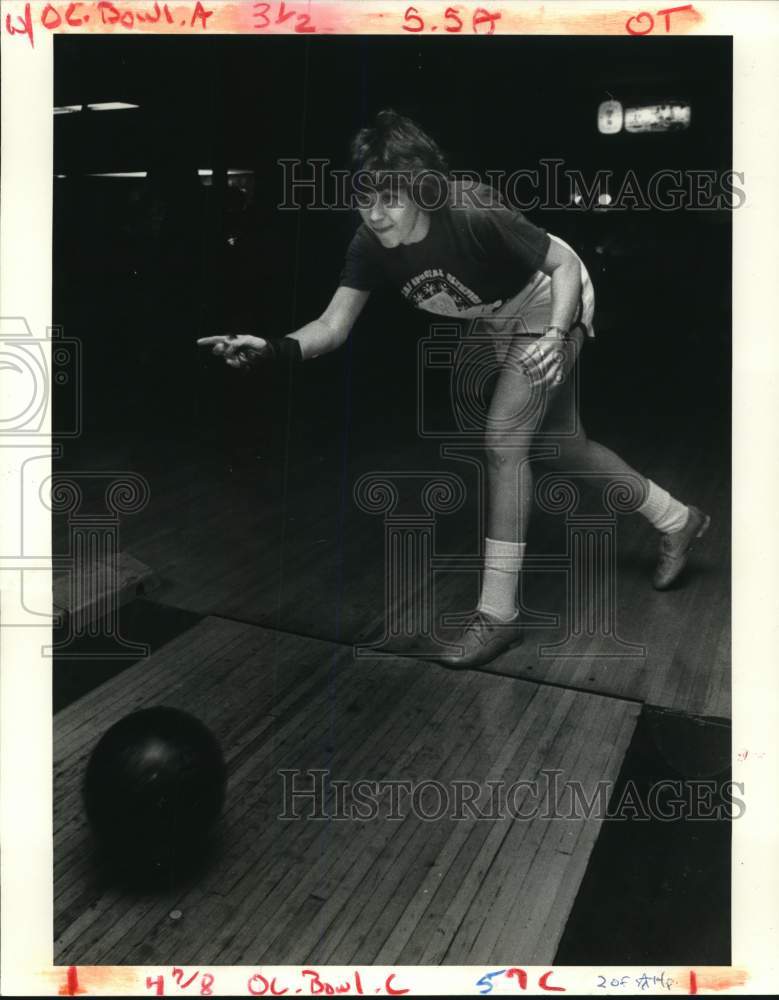 1984 Press Photo Happy bowler Pat Puzzio plays at Sugar Bowl Lanes, New Orleans- Historic Images