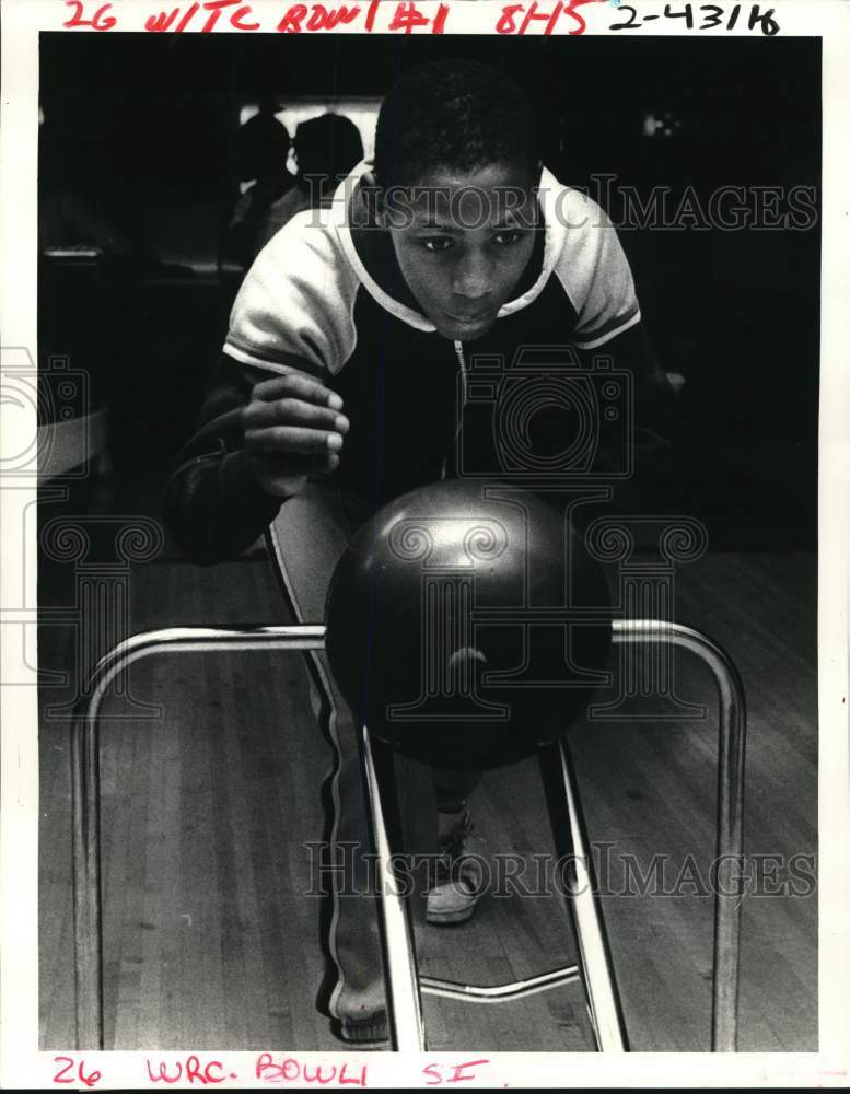 1986 Press Photo Sham Abott uses bowling aide at Sugar Bowl Bowling Lane- Historic Images