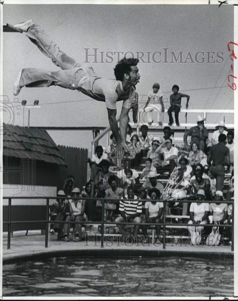 1977 Press Photo Gandel in Swan Dive During Comic Diving Routine - nod01039- Historic Images