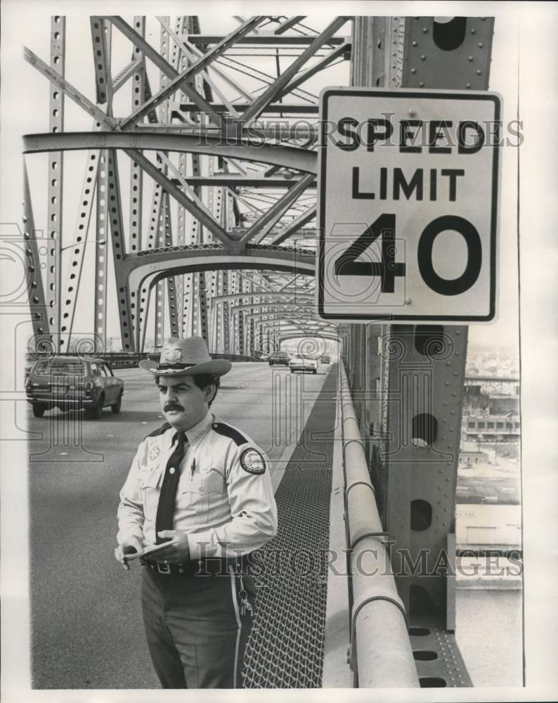 Load image into Gallery viewer, 1975 Press Photo Officer Joseph Deibel on the Greater New Orleans Bridge.
