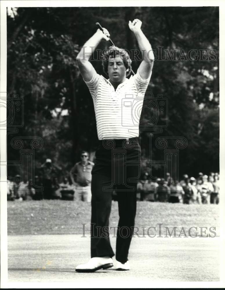 1980 Press Photo Fuzzy Zoeller, professional golfer, raises both hands up- Historic Images