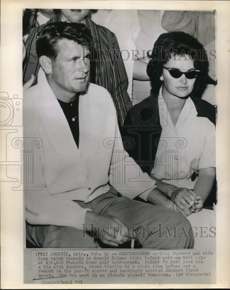 1961 Press Photo Doug Sanders and Joan watch Phoenix Open golf tournament- Historic Images