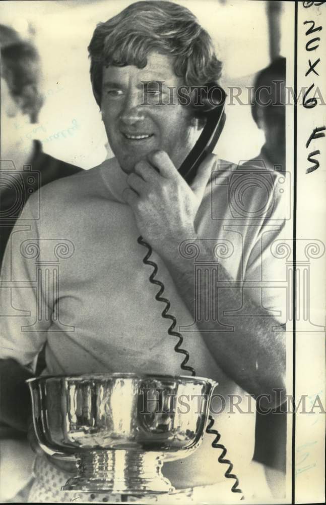 1972 Press Photo Golf player Doug Sanders gets a call from Spiro Agnew- Historic Images