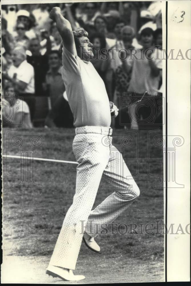 1972 Press Photo Golf - Doug Sanders rejoices after sinking putt on final hole- Historic Images