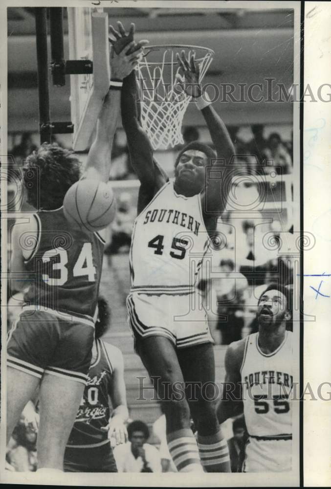 1975 Press Photo Basketball players during NCAA South Regional playoffs at UNO- Historic Images