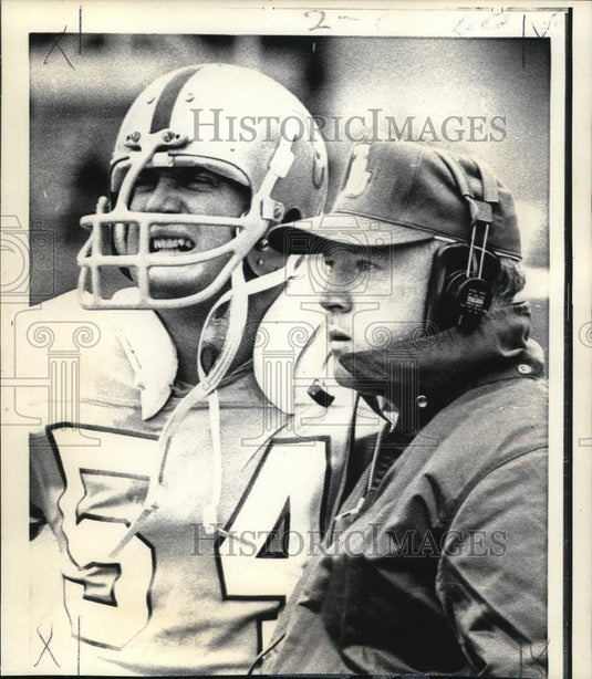 1971 Press Photo Football Billy Tohill watches game with Tookie Berry- Historic Images