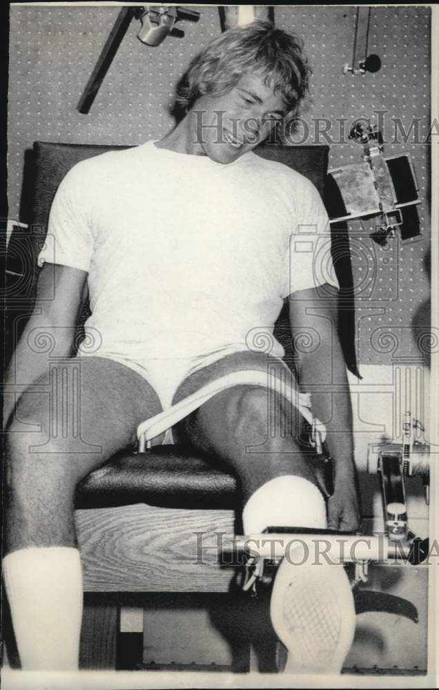 1976 Press Photo Football player Richard Todd uses leg strength testing machine- Historic Images