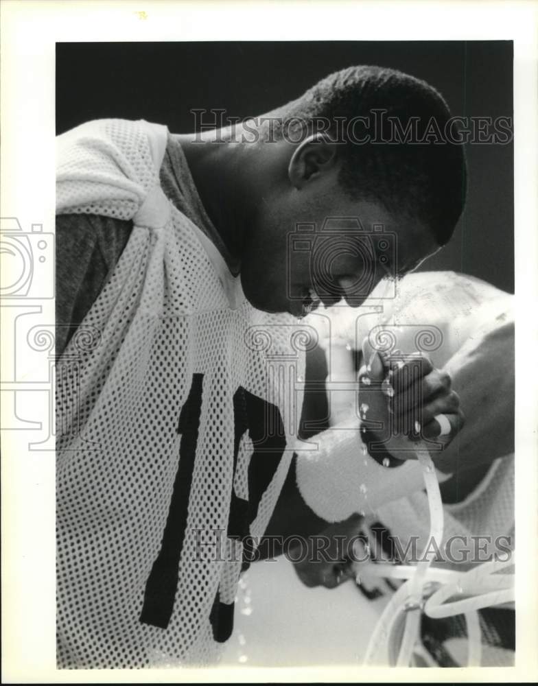 1988 Press Photo Football player James Toney cools off during practice- Historic Images