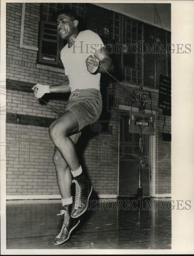 Press Photo Ernie Terrell uses jump rope to exercise- Historic Images