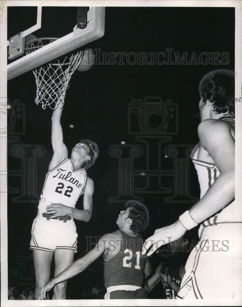 1970 Press Photo John Szponar sinks layup for Tulane against South Dakota- Historic Images