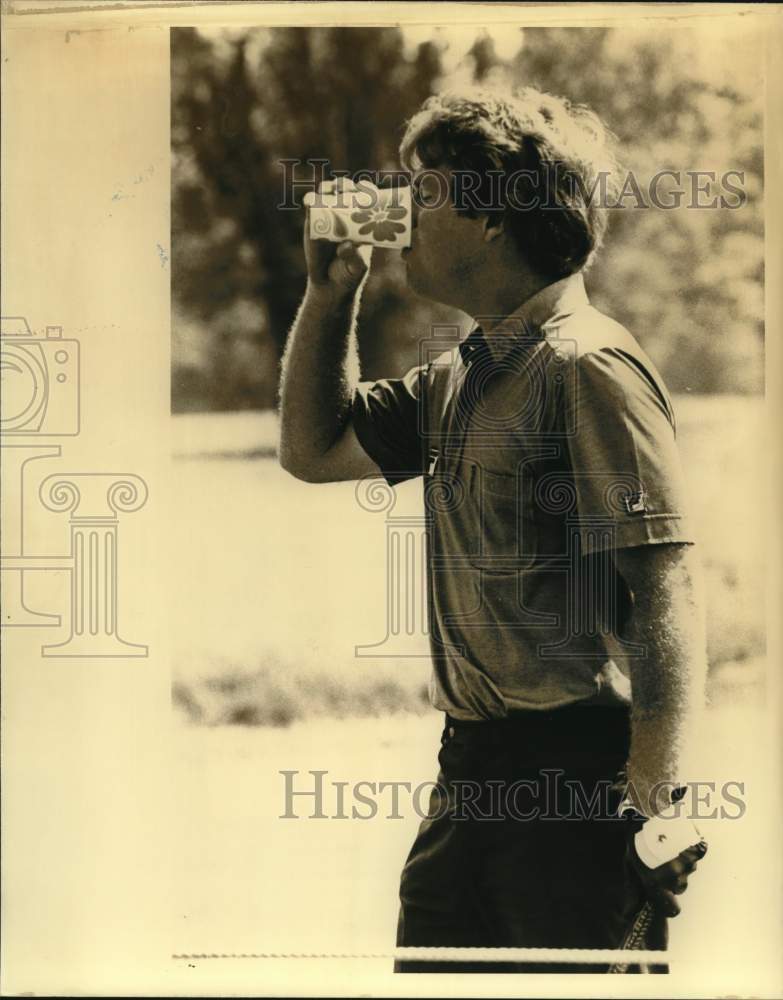 1980 Press Photo Golfer Tom Watson drinks water on a hot day- Historic Images