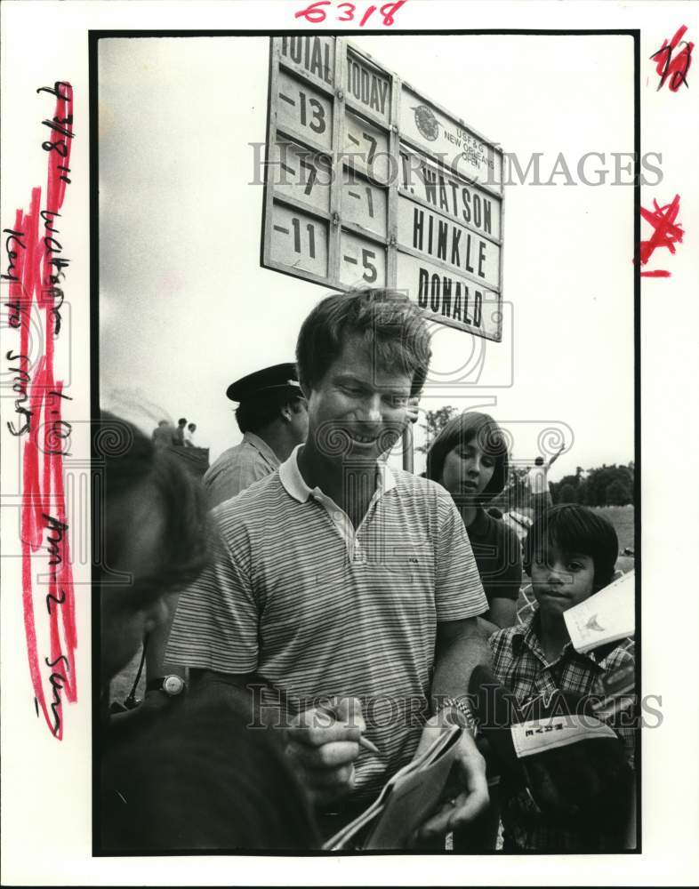 1981 Press Photo Golfer Tom Watson signs autographs after posting 8 under par- Historic Images