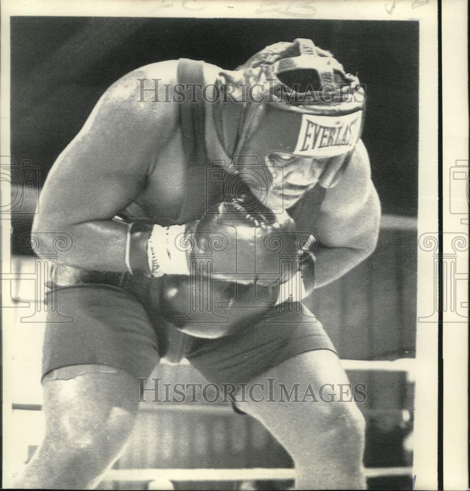 1975 Press Photo Boxer Joe Frazier in a match- Historic Images