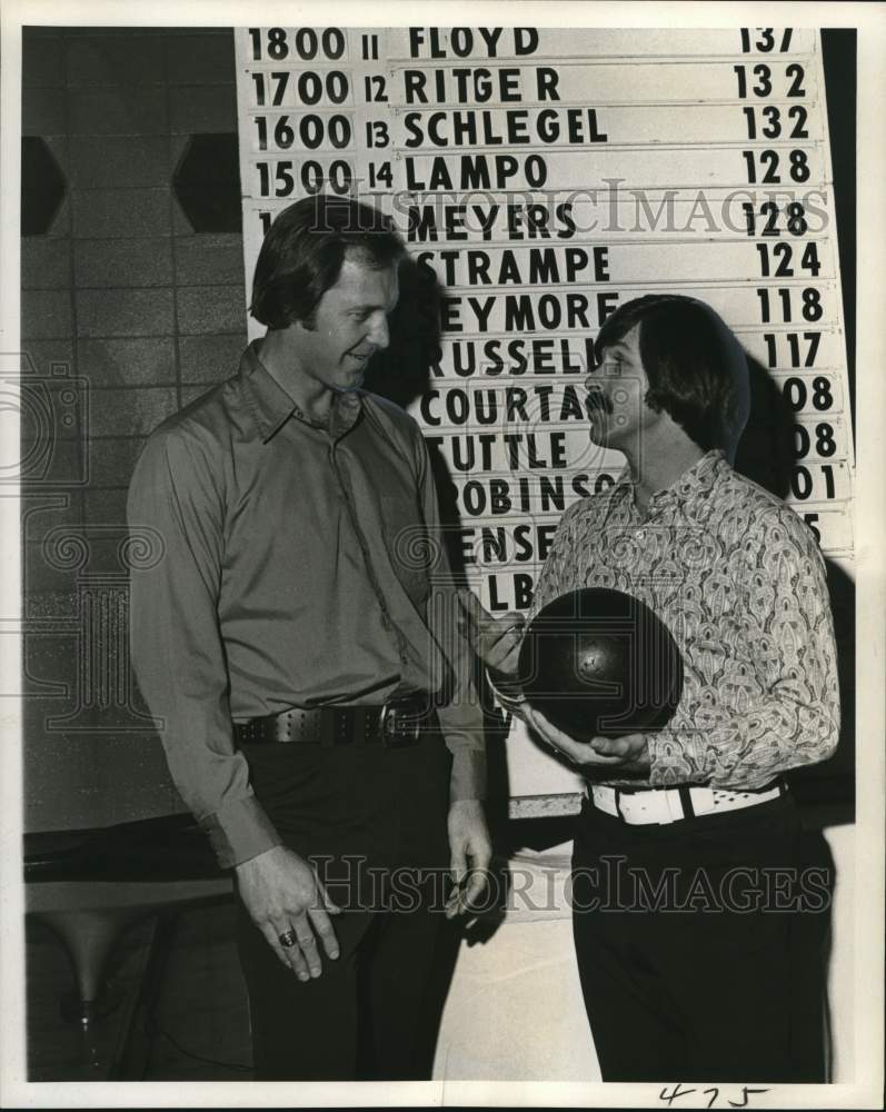 1973 Press Photo Bowlers Dennis Swayda and Ron Lisher at Pelican Lanes- Historic Images