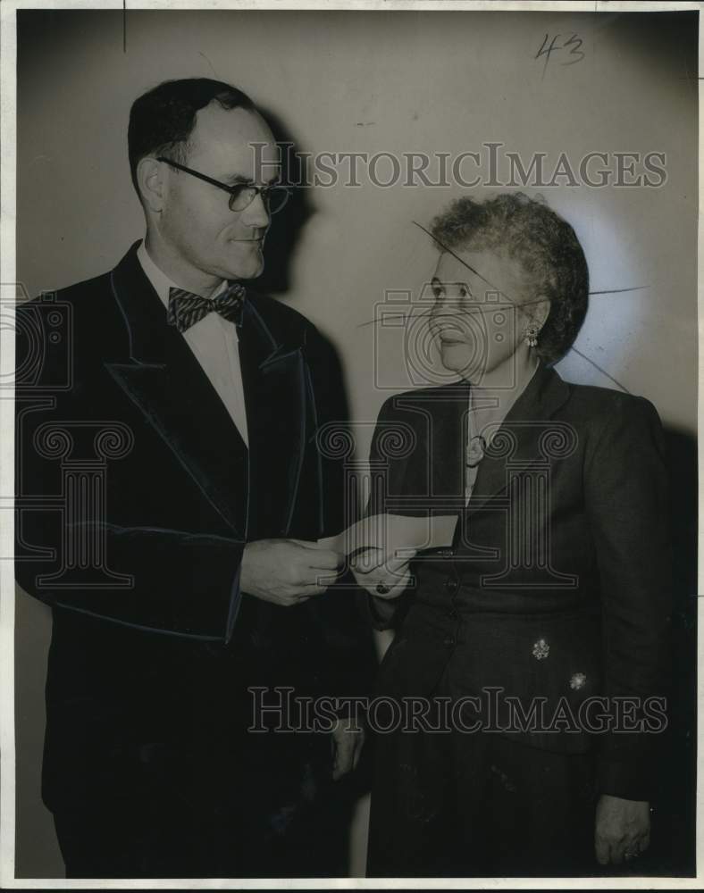 1954 Press Photo Mrs. Paul G. Taylor awarded check by Rev. Rickey for library- Historic Images