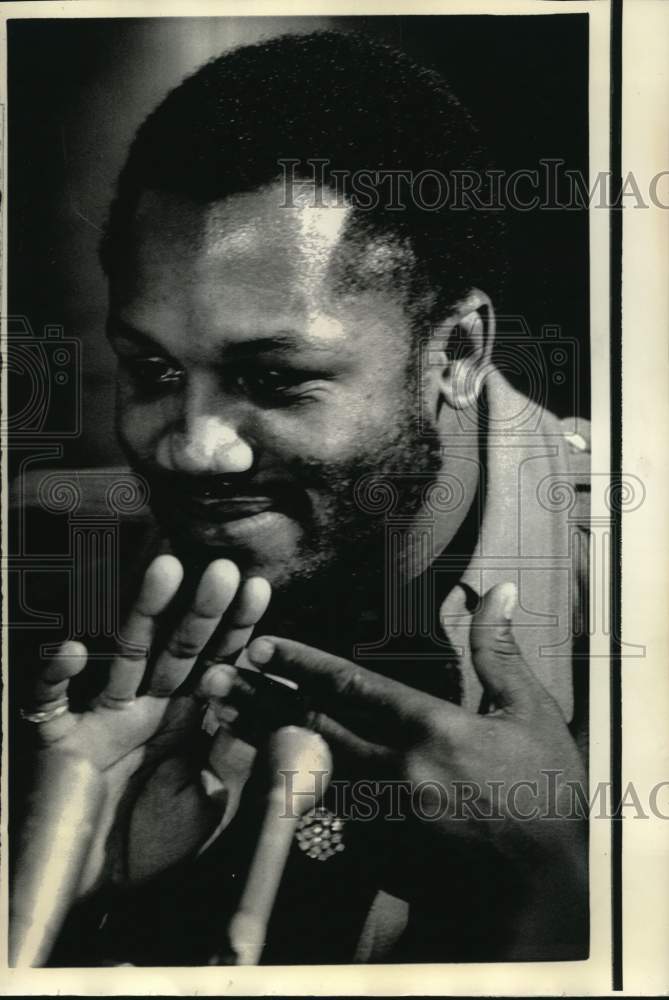 1973 Press Photo Boxer Joe Frazier faces newsmen at the conference- Historic Images