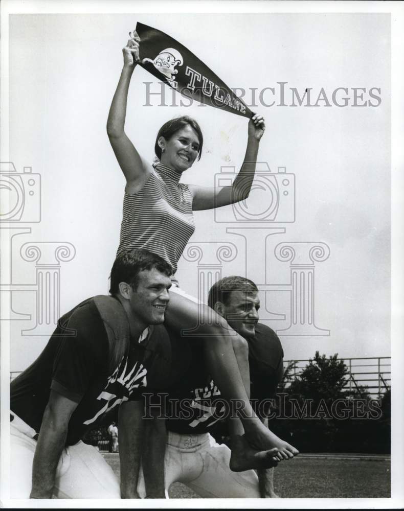 1967 Press Photo Football players Jim Wright and Dan Dembinski with Ginny Tice- Historic Images