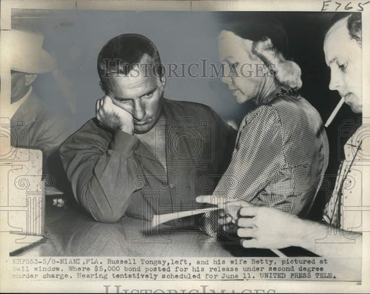 1953 Press Photo Russell Tongay and wife Betty at bail window in Miami