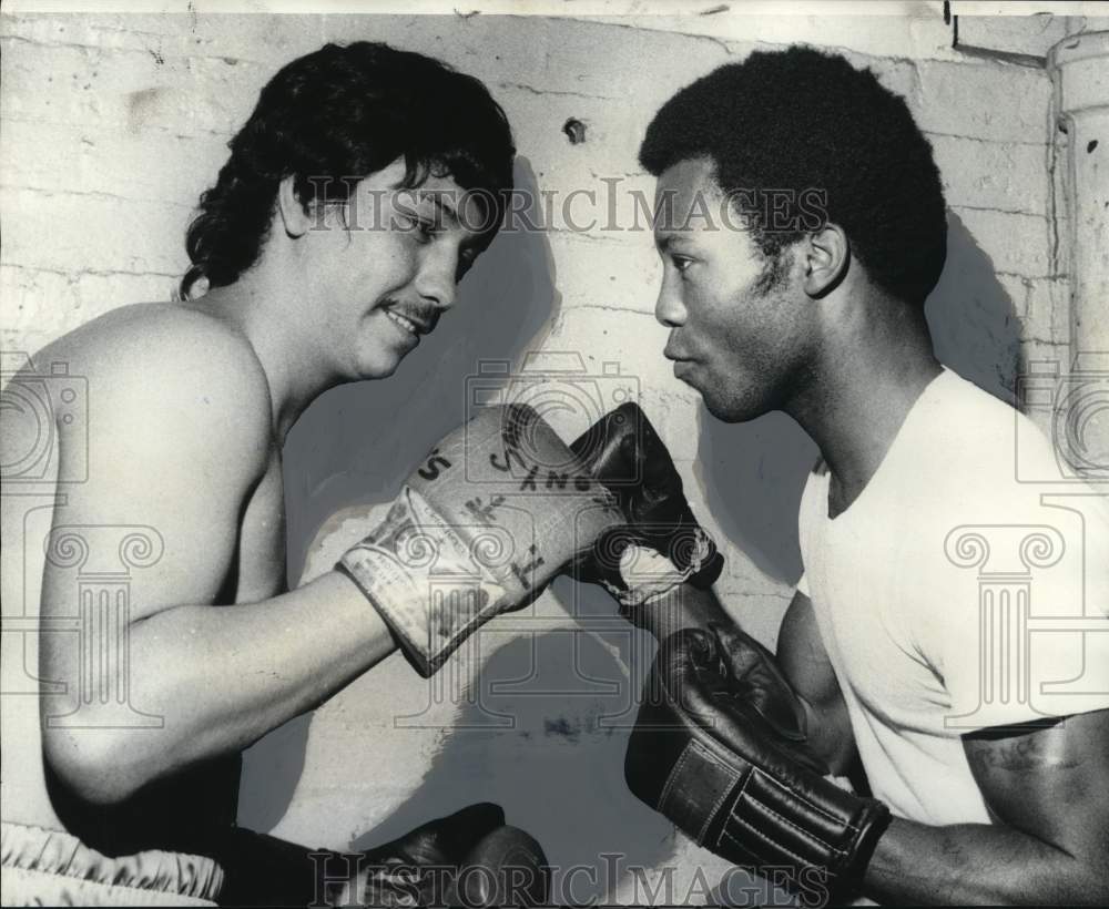 1976 Press Photo Boxers Tony Sanchez &amp; Warren Matthews- Historic Images