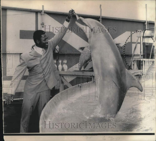 1969 Press Photo Joe Frazier feeds porpoise Skipper at Washington's marineland- Historic Images