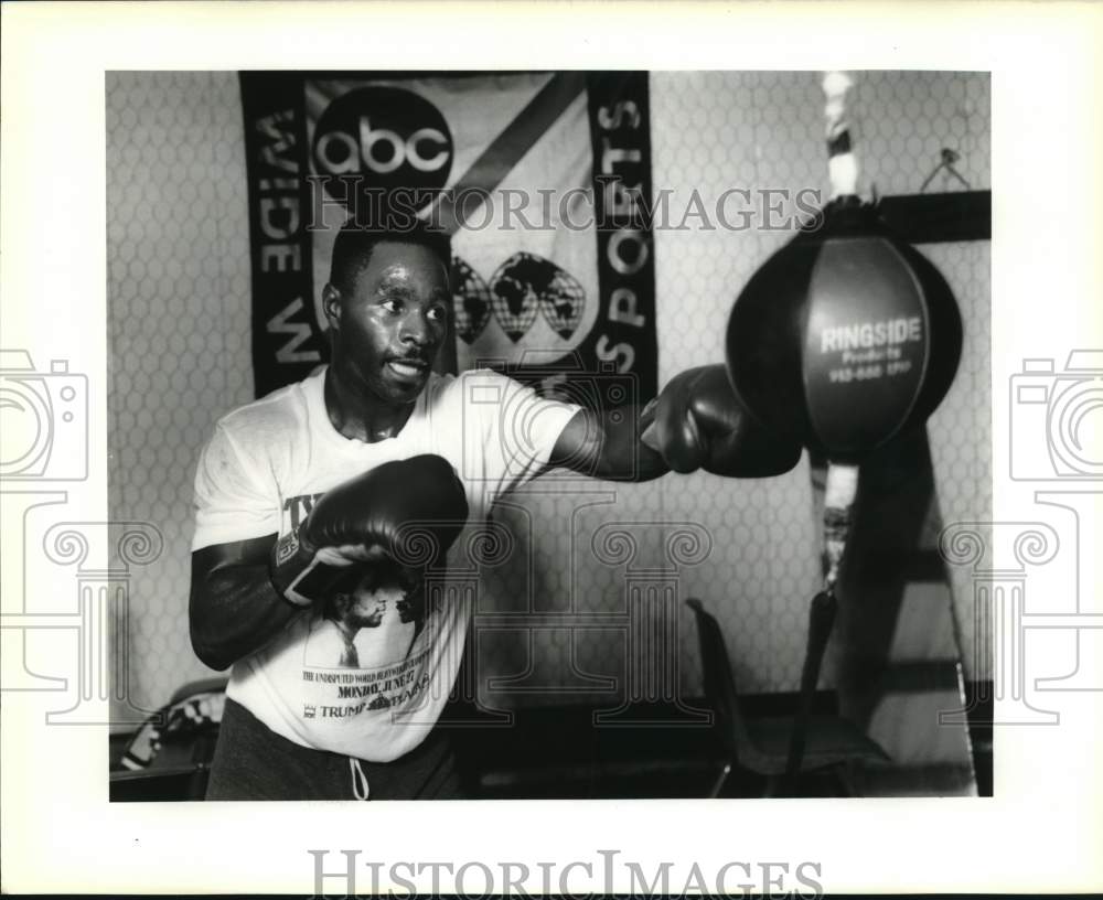 1989 Press Photo Boxer Richard Savage works out at a local gym in Monroe- Historic Images