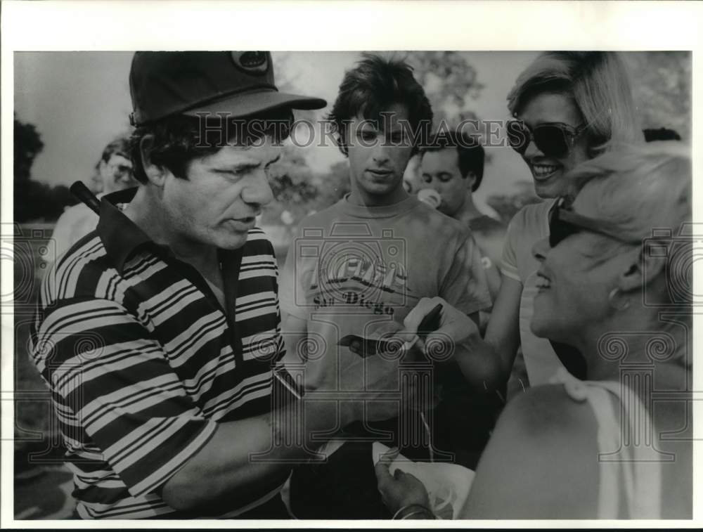 1980 Press Photo Golf player Lee Trevino signs autographs to fans- Historic Images