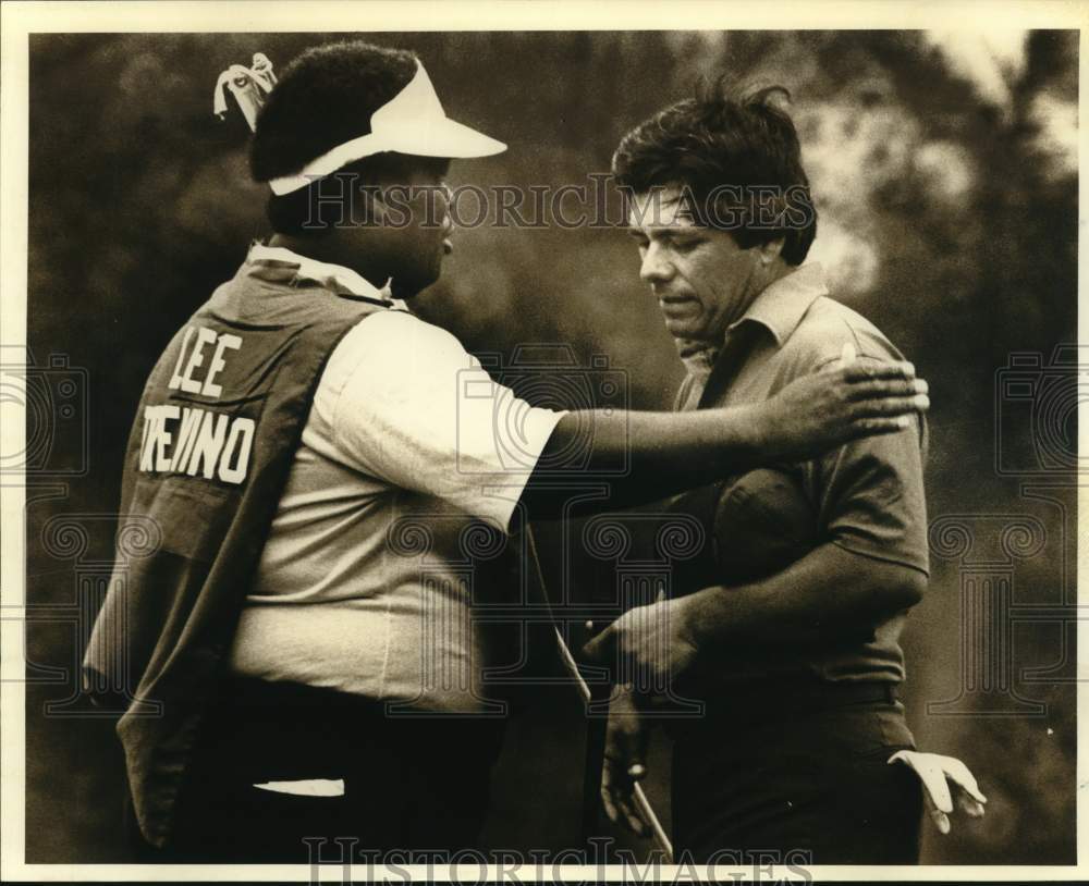 1980 Press Photo Golf player Lee Trevino talks with caddy in a tournament- Historic Images