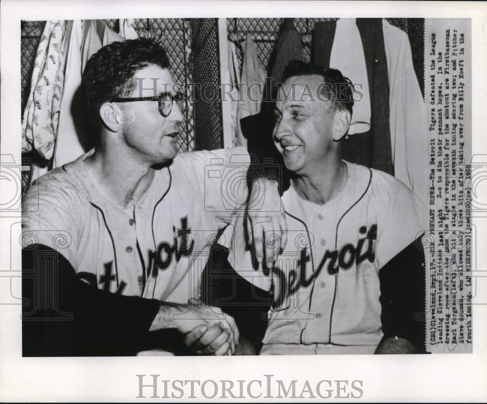 1965 Press Photo Baseball players Earl Torgeson &amp; Steve Gromak in dressing room- Historic Images