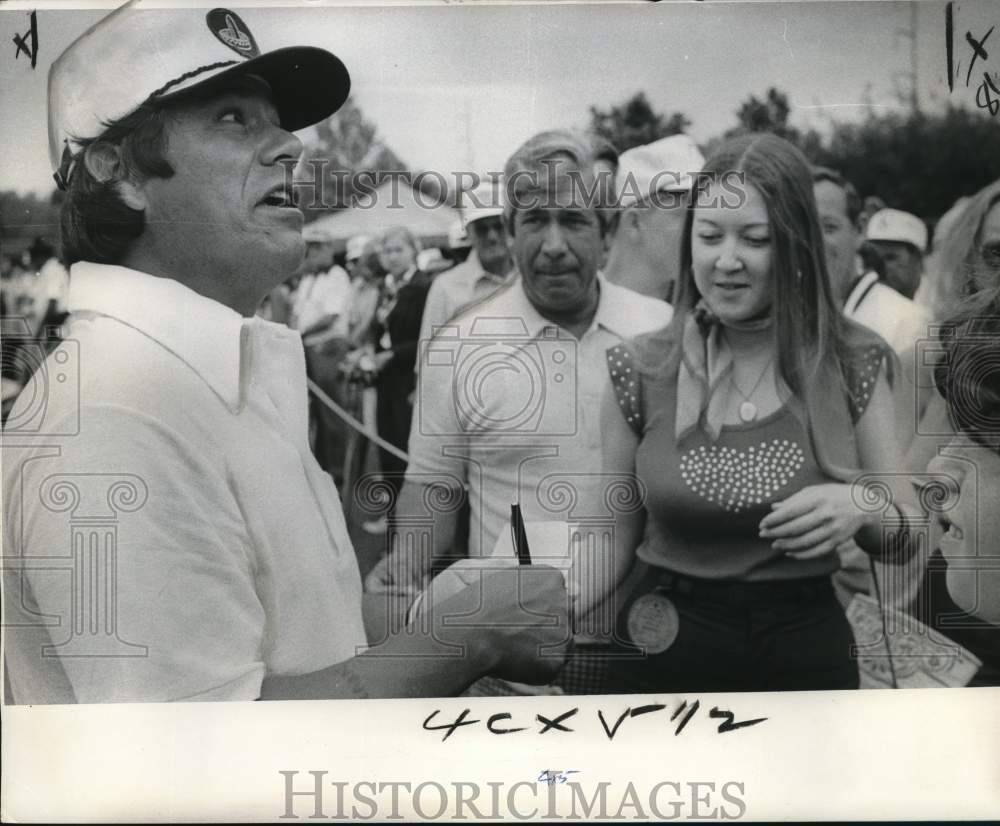 1975 Press Photo Golf player Lee Trevino signs autographs for his fans- Historic Images