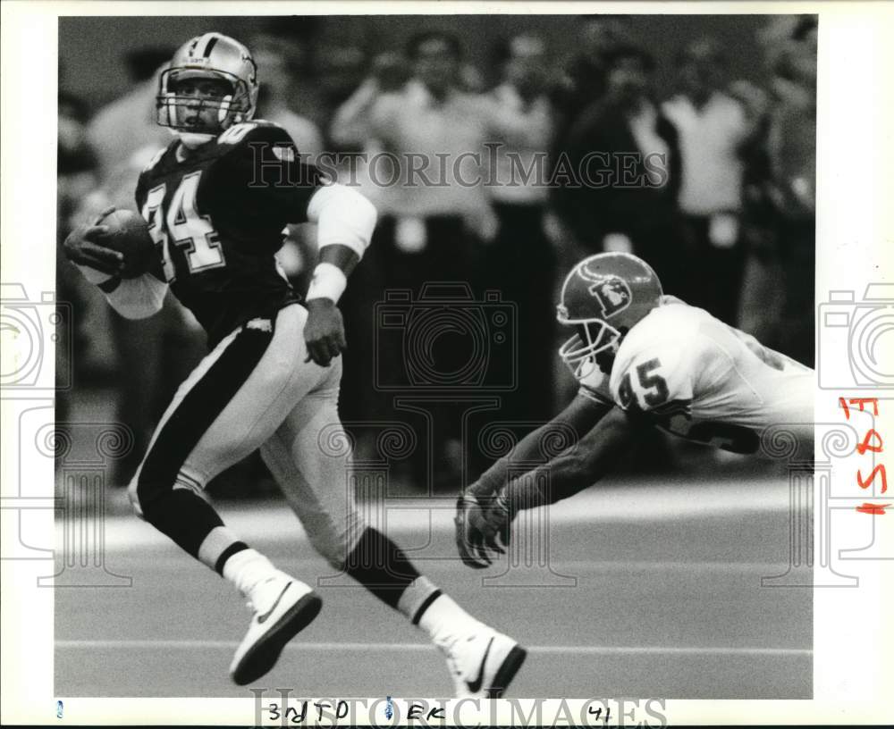 1988 Press Photo Football player Eric Martin catches pass, ditches Steve Wilson- Historic Images