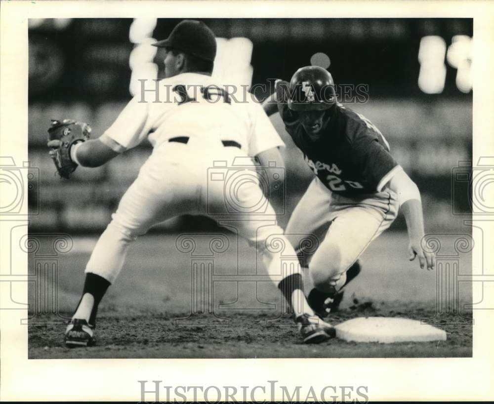 1990 Press Photo Baseball players Anthony Leone and Juan Tellechea during game- Historic Images