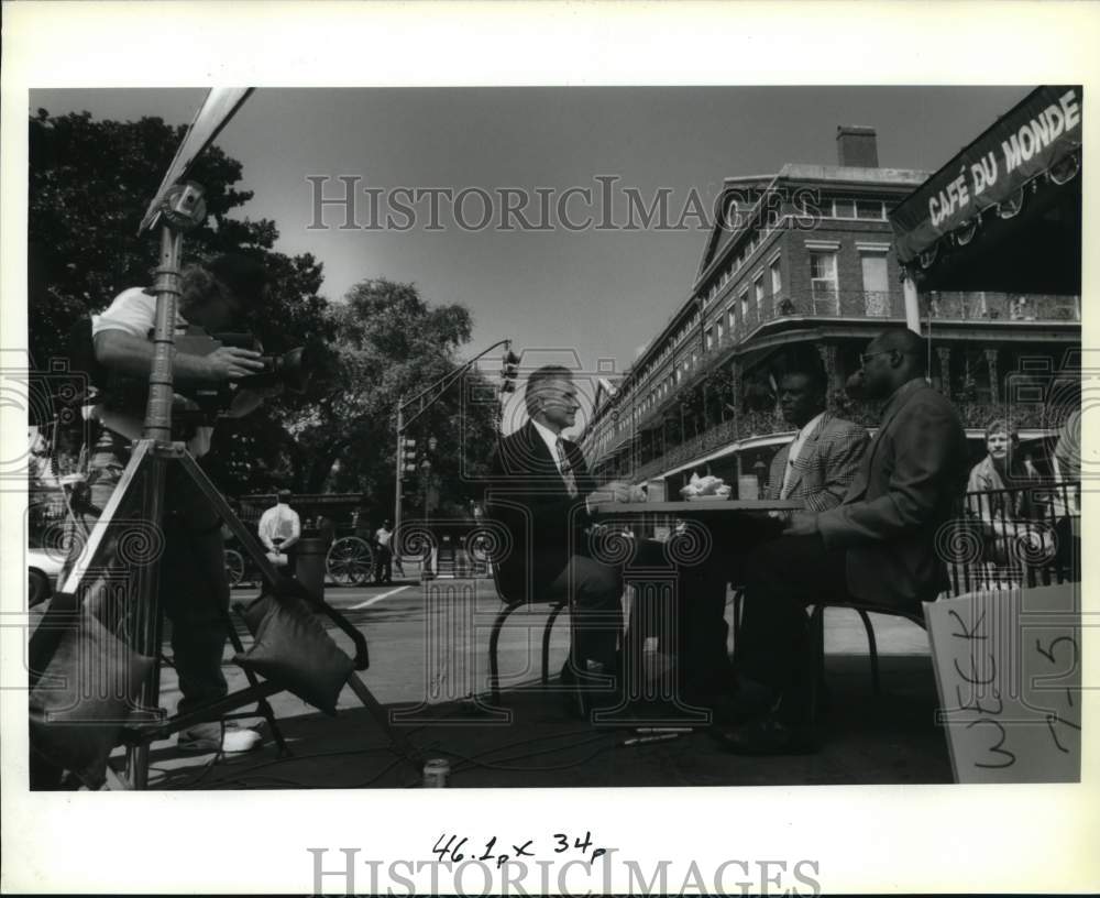 1991 Press Photo Pat Swilling &amp; Sam Mills during HBO NFL taping at Cafe Du Monde- Historic Images