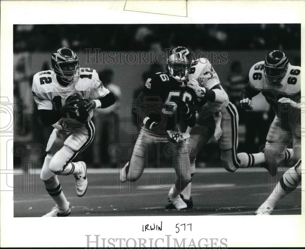 1989 Press Photo Football player Pat Swilling eyes Randal Cunningham during game- Historic Images