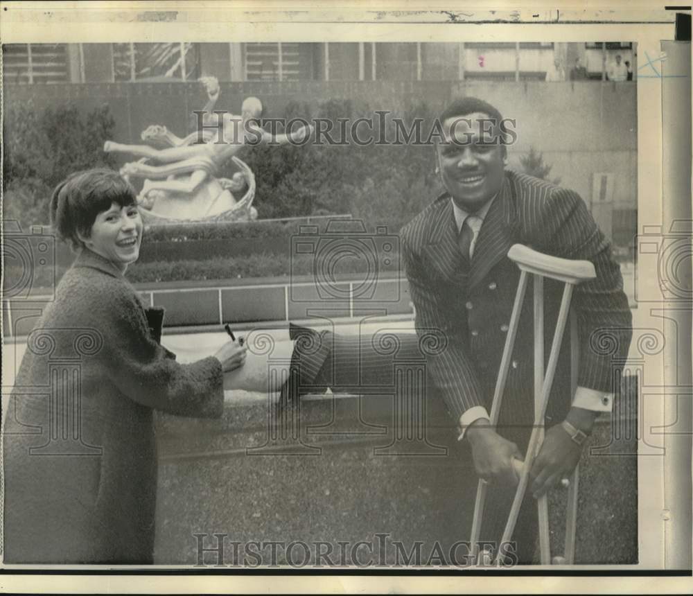 1970 Press Photo Diane Modray signs the cast of boxer Joe Frazier in New York- Historic Images