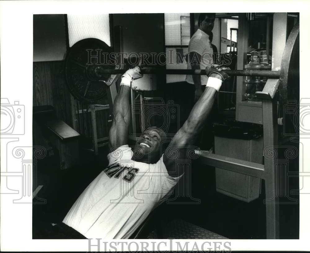 1987 Press Photo Footballer Reggie Sutton works out at Saints practice facility- Historic Images