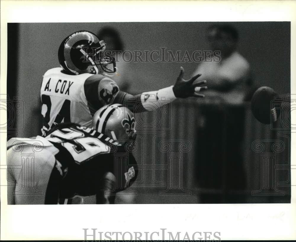 1988 Press Photo Footballer Reggie Sutton breaks up pass in endzone to Aaron Cox- Historic Images