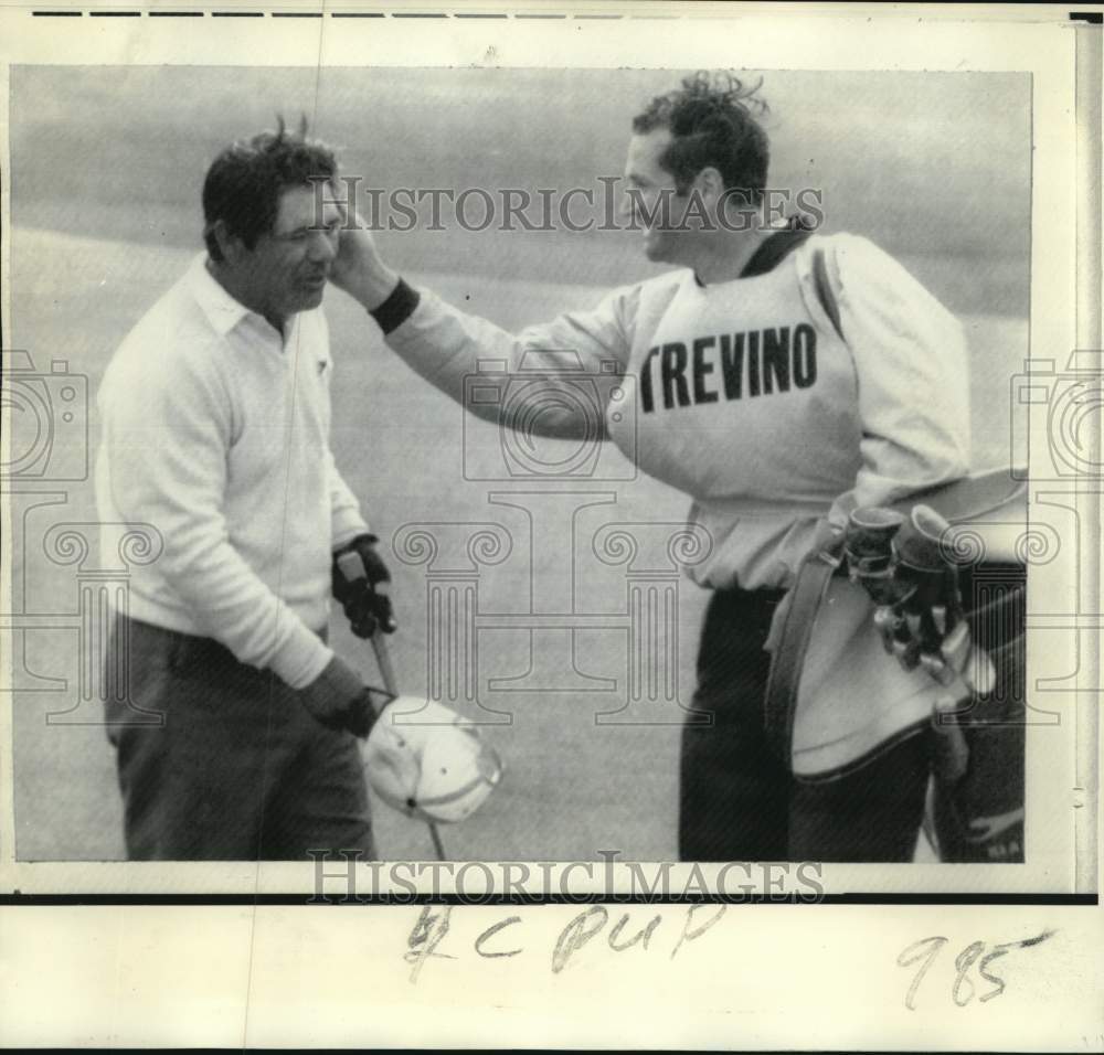 1970 Press Photo Caddy Willie Aitchison &amp; Golfer Lee Trevino at British Open- Historic Images