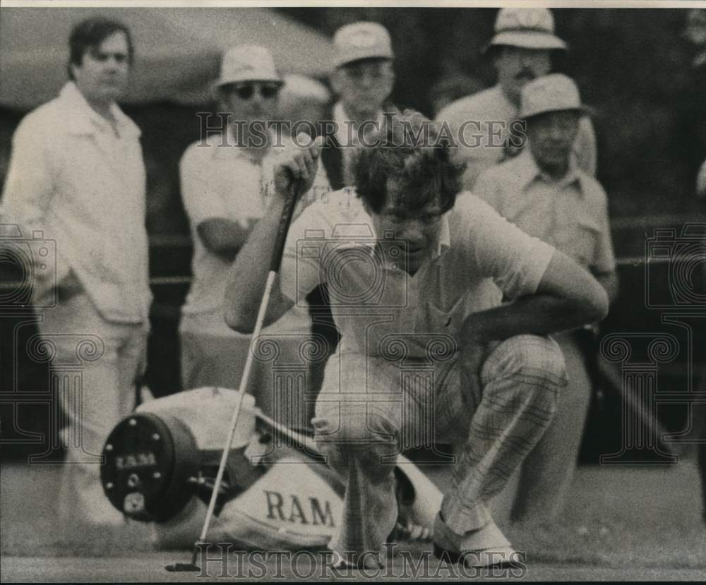 1977 Press Photo Golfer Tom Watson looks at his ball in the tournament- Historic Images