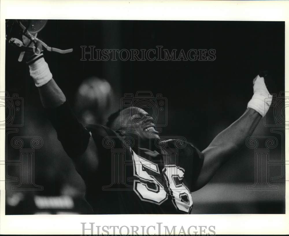 1990 Press Photo Football player Pat Swilling of Saints celebrates victory- Historic Images