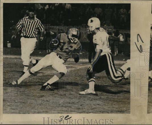 1971 Press Photo Rams Football's Bruce Thomas (12) Runs into Joe Burford- Historic Images