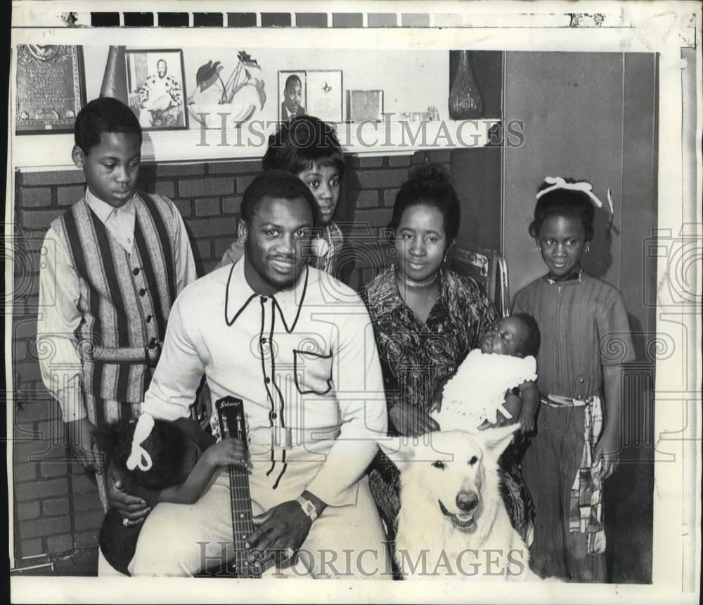 1970 Press Photo World Heavyweight Champion Boxer Joe Frazier with Family- Historic Images