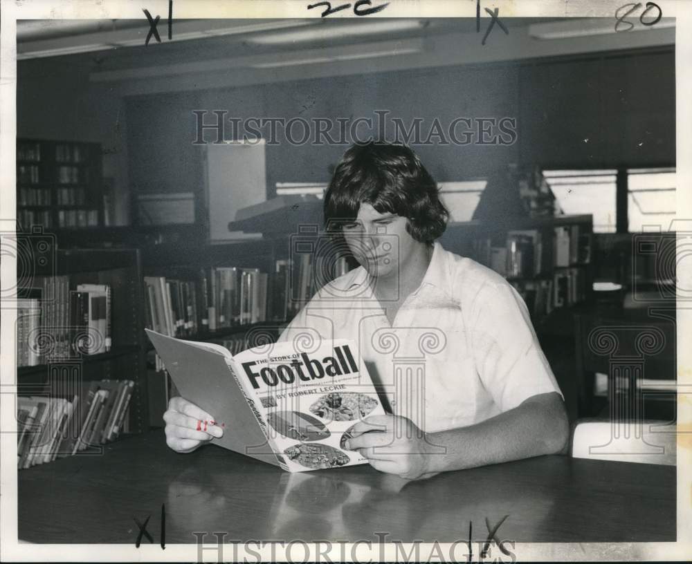 1973 Press Photo Tackle Jim Unangst Reads Football Book at Kennedy Library- Historic Images